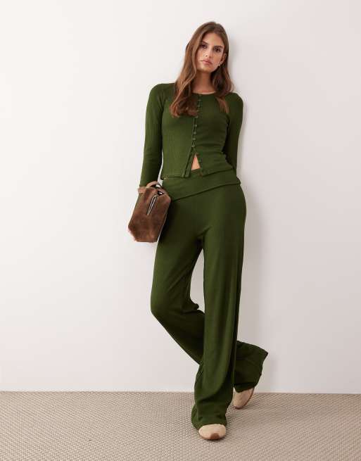 Pantalones verde oliva oscuro acanalados con cinturilla plegada y detalle fruncido de ASOS DESIGN