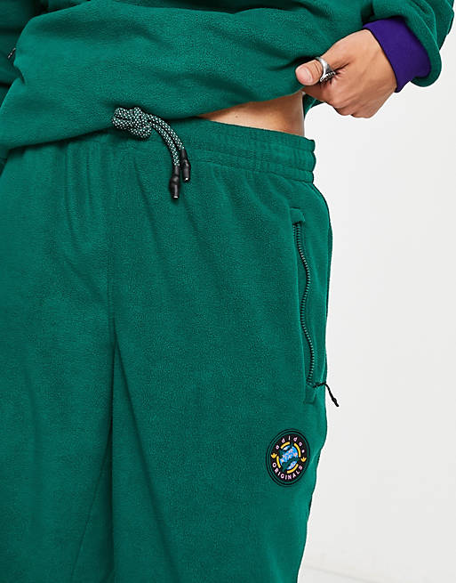 antenna pyramid Star Pantalones verde oscuro de felpa Wander Hour de adidas Originals | ASOS