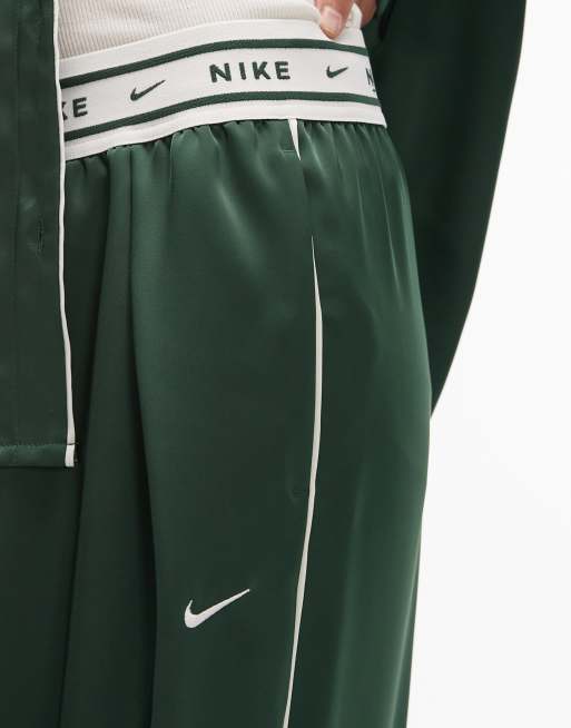 Pantalones verde oscuro de pernera ancha con detalle en la cinturilla de satén de Nike, 2 de 5