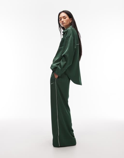 Pantalones verde oscuro de pernera ancha con detalle en la cinturilla de satén de Nike, 3 de 5