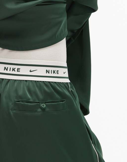 Pantalones verde oscuro de pernera ancha con detalle en la cinturilla de satén de Nike, 4 de 5
