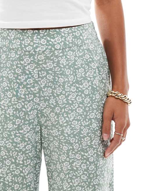 Pantalones verde salvia de pernera ancha con estampado floral de Vero Moda Petite, 2 de 5