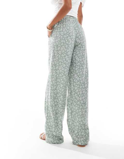 Pantalones verde salvia de pernera ancha con estampado floral de Vero Moda Petite, 3 de 5