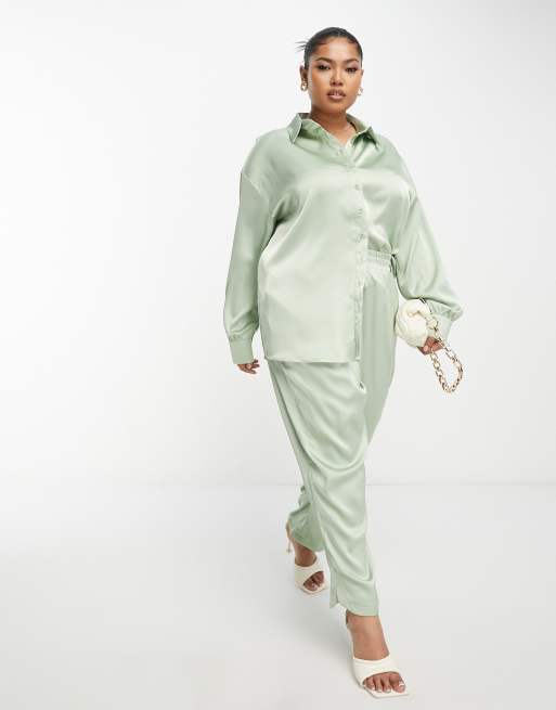 Conjunto color salvia de pantalones y camisa extragrande de satén de In The Style Plus, 3 de 3