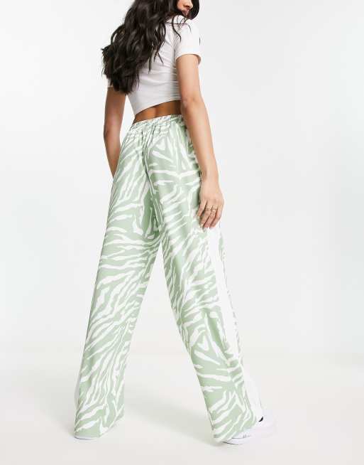 Pantalones verde salvia sin cierres con estampado animal y panel en contraste de ASOS DESIGN , 4 de 4