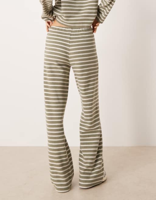 Pantalones verdes a rayas de pernera ancha de tejido cepillado de ASOS DESIGN (parte de un conjunto), 4 de 5
