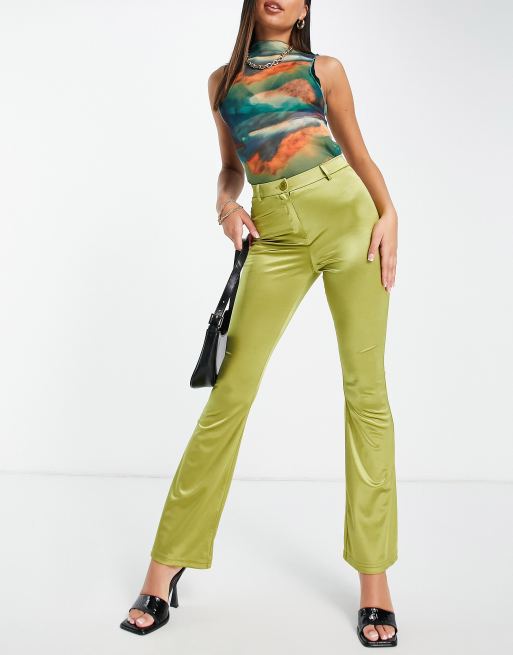 Pantalones verdes ceñidos y acampanados de talle alto de satén de Topshop