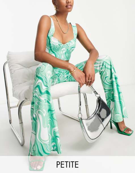 Pantalones verdes con estampado ondulado exclusivos de Collective The Label Petite (parte de un conjunto) - view 1