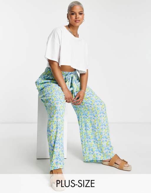 Pantalones verdes con lazada en la cintura y estampado floral de Simply Be