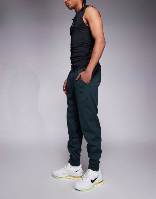 Pantalones verdes de corte tapered Therma de Nike Training, 3 de 5