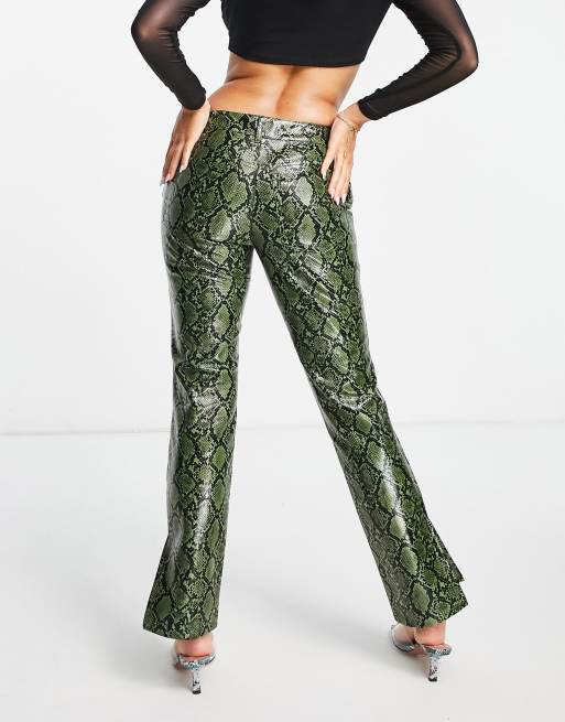 Predecir excepto por piloto Pantalones verdes de talle bajo y pernera recta con estampado de serpiente  de tejido efecto cuero de ASOS DESIGN | ASOS