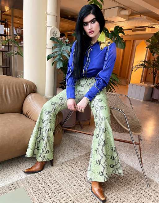 Pantalones verdes efecto piel de serpiente con bajos acampanados de Labelrail x Sophia Hadjipanteli, 2 de 4