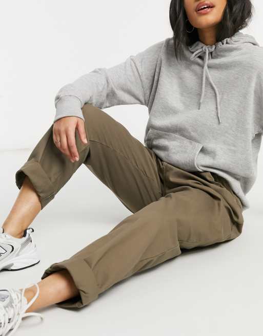 Pantalones verdes oliva de pinzas y corte ovoide de ASOS DESIGN