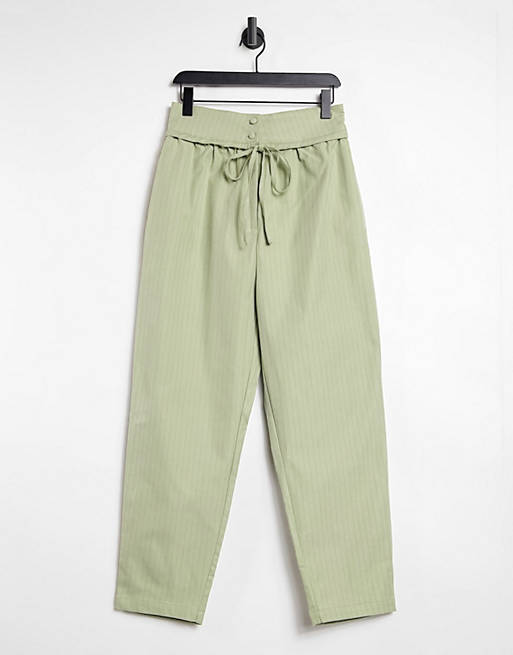 Pantalones verdes salvia de tiro alto con raya diplomática y detalle de cintura anudada de Lost Ink