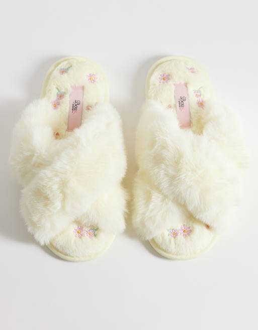 Pantuflas amarillo pastel con bandas cruzadas de punto mullido de Boux Avenue, 2 de 4
