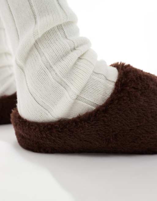 Pantuflas color castaño estilo mules con acabado mullido de SEQWL, 3 de 4