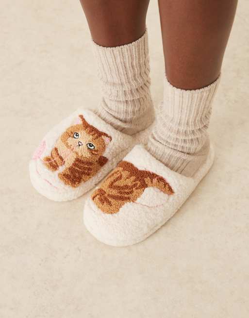 Pantuflas color crema con gato bordado Zizi de ASOS DESIGN