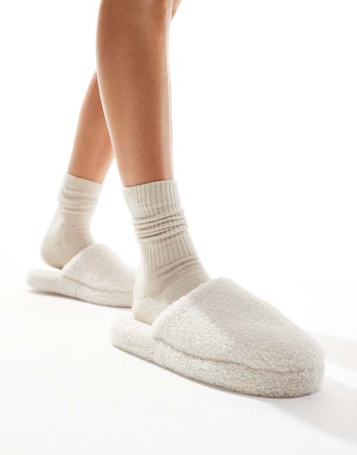 Pantuflas color crema con puntera cerrada de borreguito Zina de ASOS DESIGN