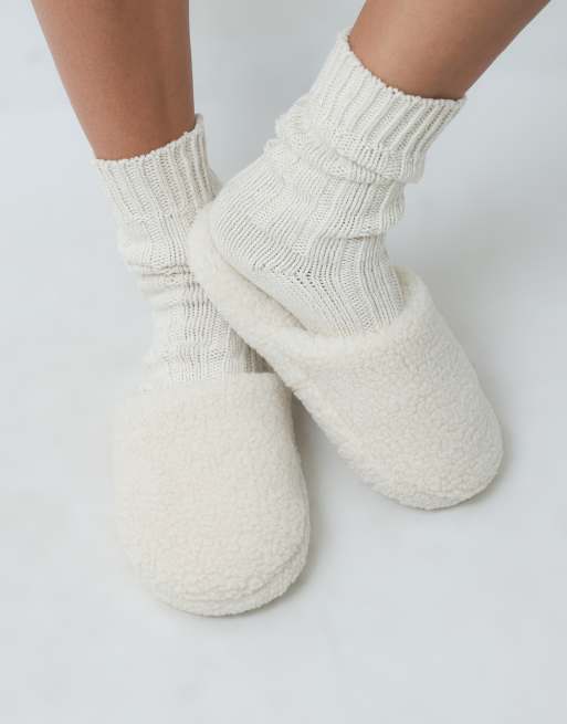 Pantuflas color crema con puntera cerrada de borreguito Zina de ASOS DESIGN, 2 de 4