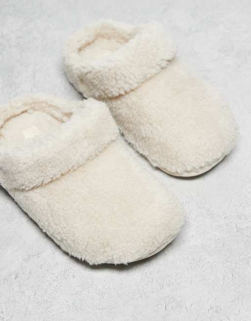 Pantuflas color crema unisex de felpa Cozzzy de Crocs, 2 de 3