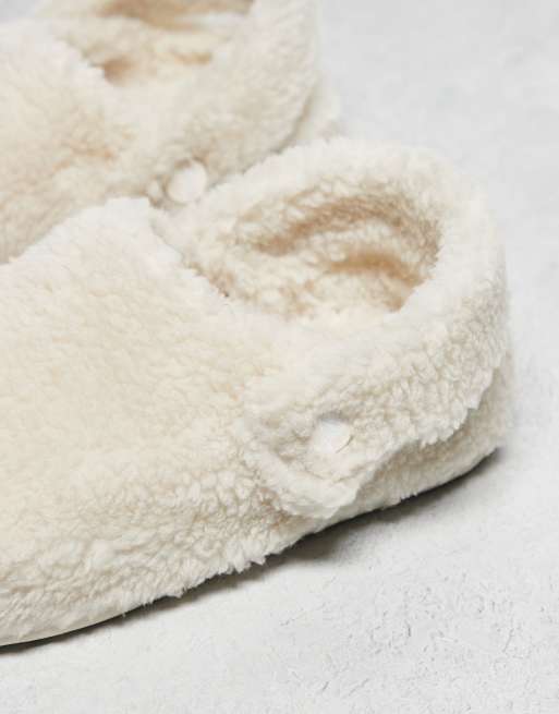 Pantuflas color crema unisex de felpa Cozzzy de Crocs, 3 de 3