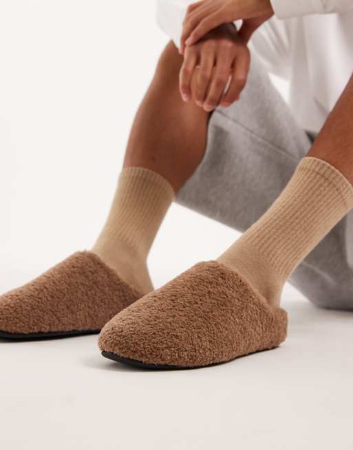 Pantuflas color tostado destalonadas estilo mules de borreguito de ASOS DESIGN