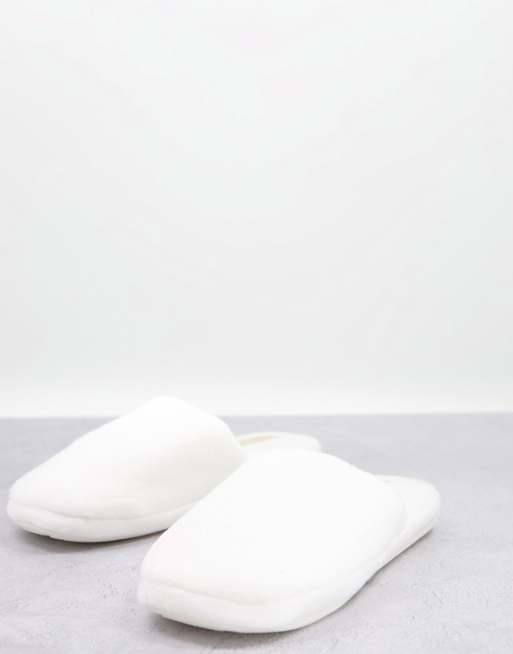 Pantuflas crema estilo mule con acabado suave de Truffle Collection