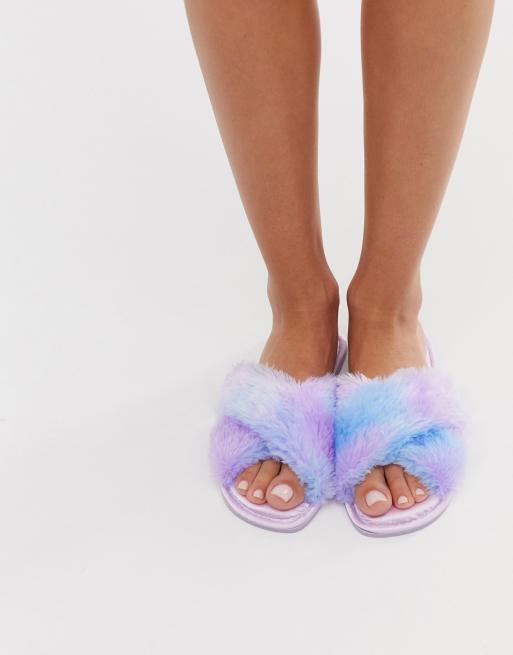 Pantuflas de satén lila con tiras cruzadas y detalle de pelo Zippy de