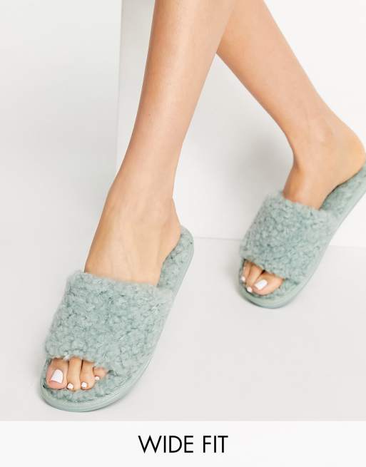 Pantuflas en color verde salvia de borreguito de Simply Be