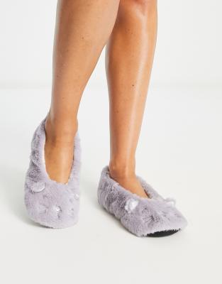Pantuflas grises estilo bailarinas con diseño de gato y acabado mullido de Totes