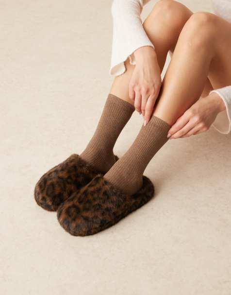 Pantuflas marrón chocolate con estampado de leopardo y puntera cerrada de borreguito Zina de ASOS DESIGN - view 1