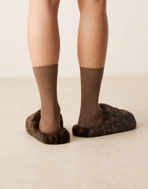 Pantuflas marrón chocolate con estampado de leopardo y puntera cerrada de borreguito Zina de ASOS DESIGN, 4 de 4