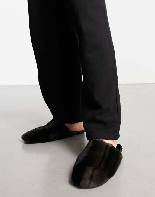 Pantuflas marrón oscuro tipo mules de piel sintética de ASOS DESIGN