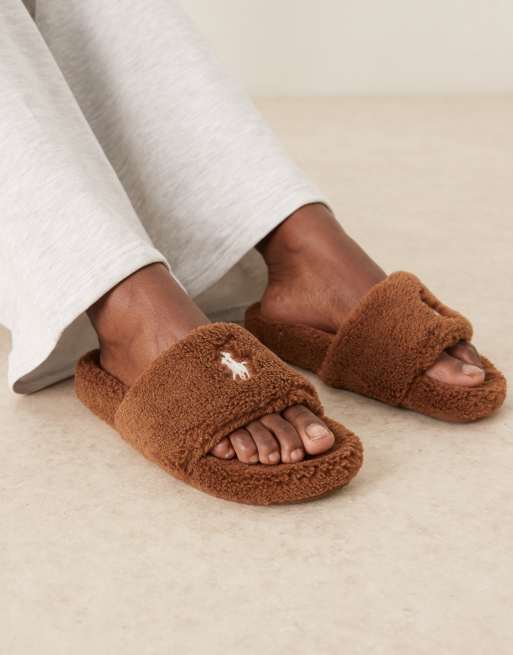 Pantuflas marrones con ribete mullido y detalle de jugador de polo Kayleigh de Polo Ralph Lauren