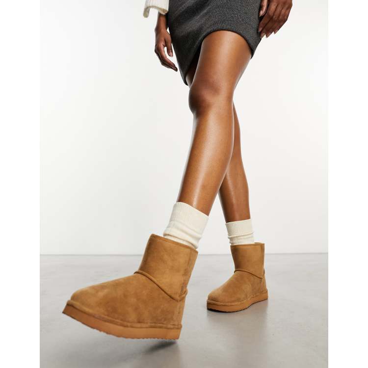 Pantuflas marrones tipo bota de antelina de Monki ASOS
