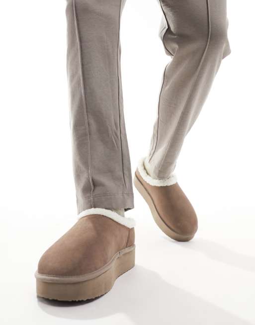 Pantuflas marrones tipo botas de caña baja con plataforma de piel de oveja de ASOS DESIGN, 3 de 4