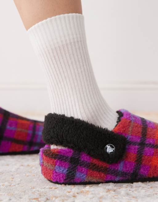 Pantuflas moradas a cuadros de felpa Cozzzy de Crocs, 3 de 4