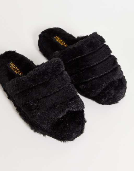 Pantuflas negras con puntera abierta y diseño mullido de Truffle Collection
