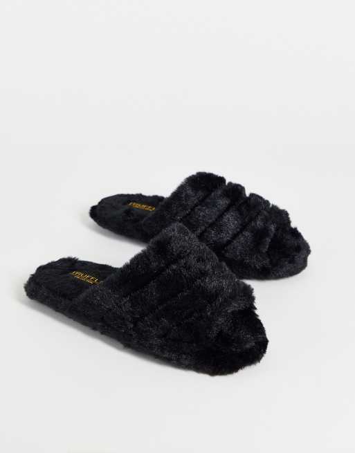 Pantuflas negras con puntera abierta y diseño mullido de Truffle Collection