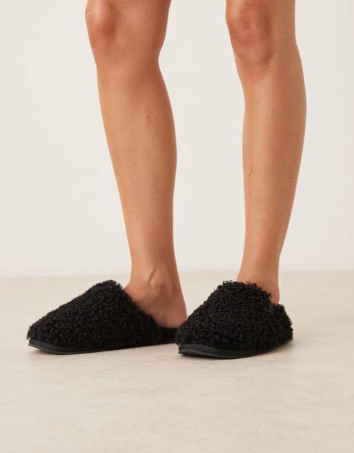 Pantuflas negras de piel tipo peluche de Calvin Klein