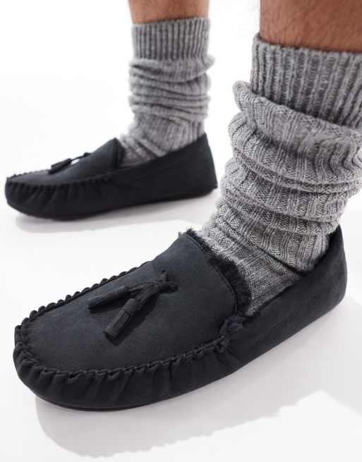 Pantuflas negras estilo mocasines con forro de piel sintética de ASOS DESIGN, 2 de 4