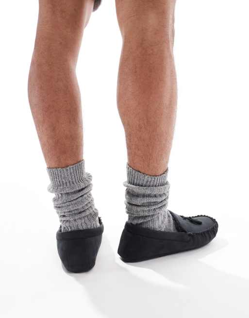 Pantuflas negras estilo mocasines con forro de piel sintética de ASOS DESIGN, 3 de 4
