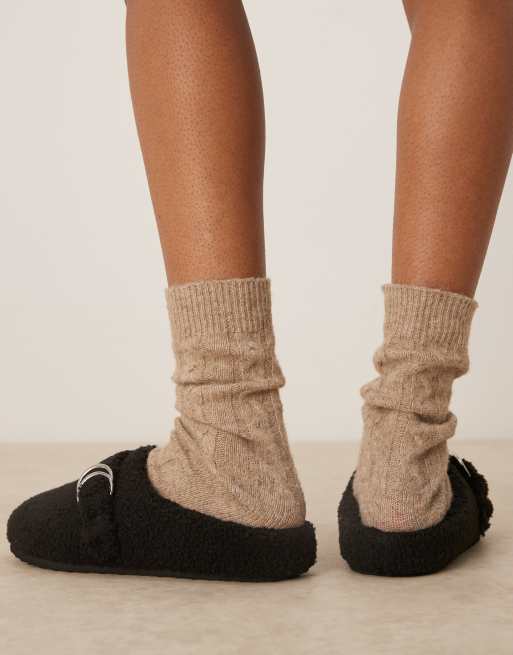 Pantuflas negras estilo zuecos con detalle de hebilla de borreguito Zanders de ASOS DESIGN, 3 de 4