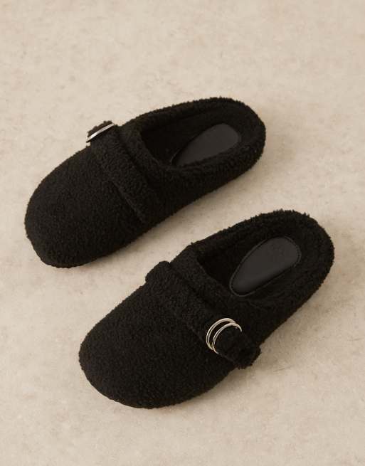 Pantuflas negras estilo zuecos con detalle de hebilla de borreguito Zanders de ASOS DESIGN, 4 de 4