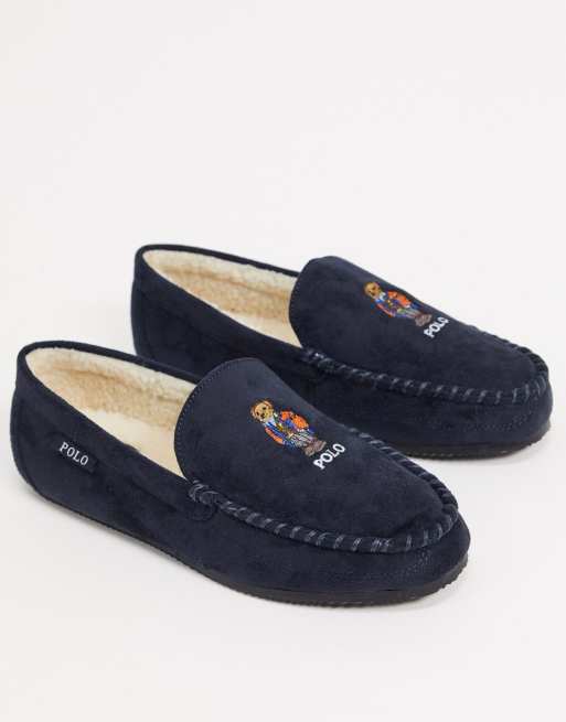 Pantuflas tipo mocas n azul marino con oso universitario de Ralph Lauren