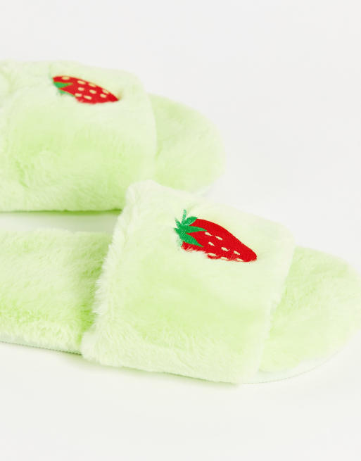 Pantuflas verdes con diseño de fresa de piel sintética de Monki, 4 de 4