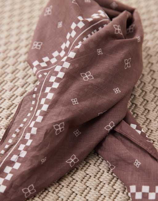 Pañuelo marrón con estampado de cachemir y detalle a cuadros dameros de algodón de ASOS DESIGN, 2 de 3