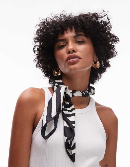 Pañuelo negro cuadrado con estampado de cebra de Mango