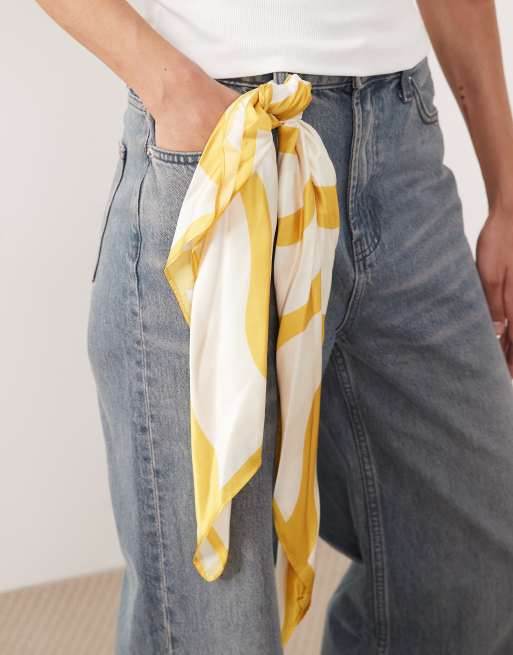 Pañuelo para el cuello cuadrado con rayas amarillo solar de satén de Accessorize , 3 de 3