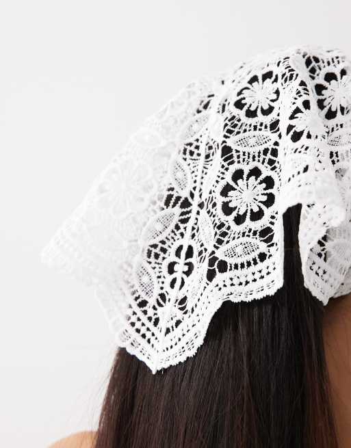 Pañuelo para la cabeza blanco de croché exclusivo de Kaiia, 2 de 3